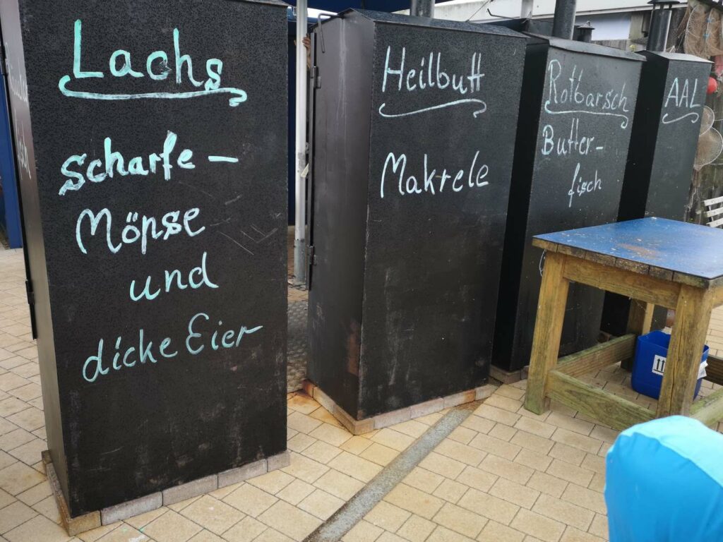 Fischräucherei im Hafen von Dierhagen auf der Halbinsel Fischland-Darß-Zingst