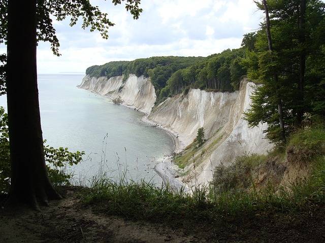 Die Wanderung zu den Kreidefelsen auf Rügen gehört zu den schönsten Wanderungen während einer Klassenfahrt an die Ostsee